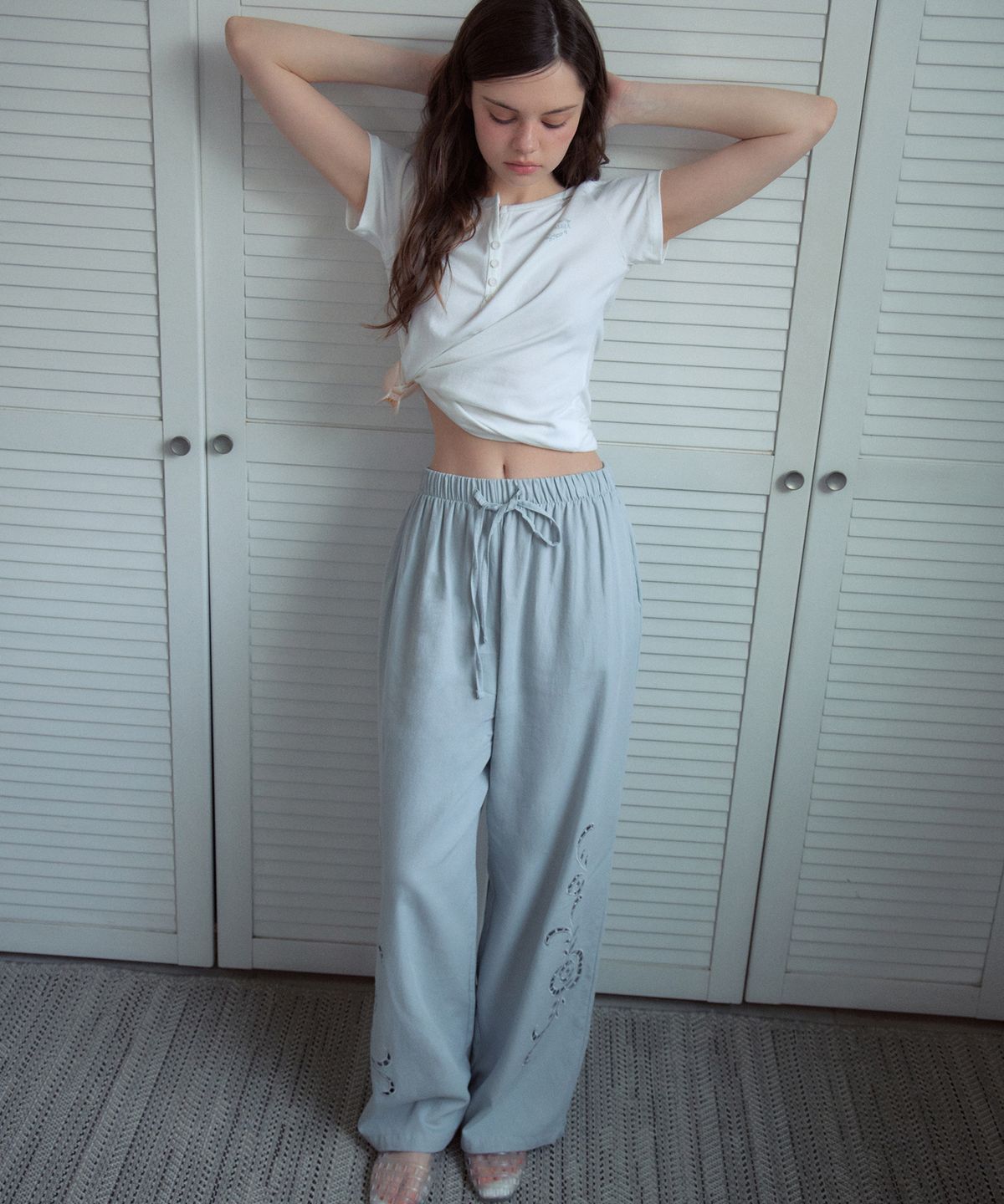 아우어노스텔지아(OURNOSTALGIA) Rose Embroidered Wide Pants_Sky Blue(OB6PT05)