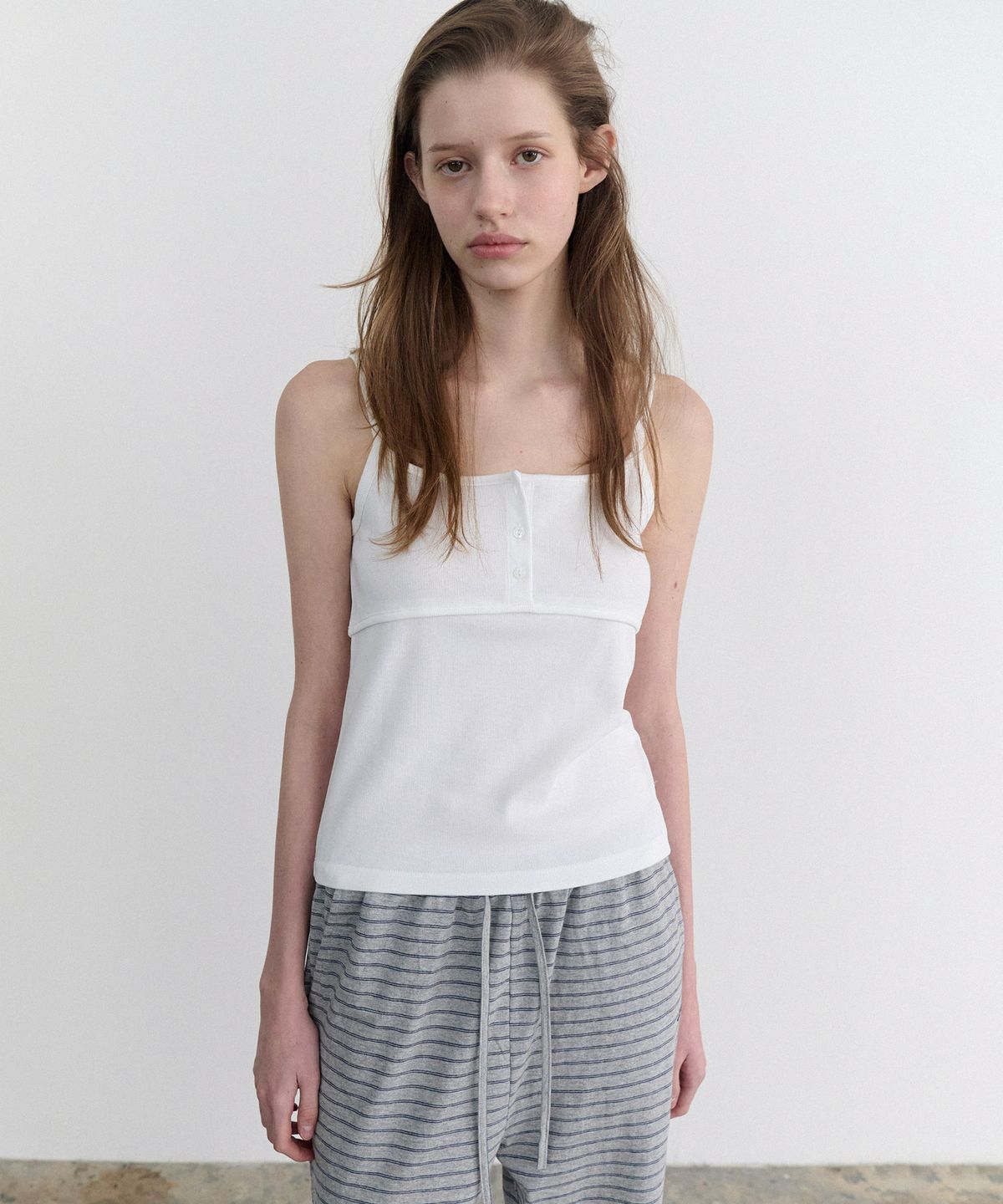 앤니즈(ANDNEEDS) Popo three button sleeveless (white)