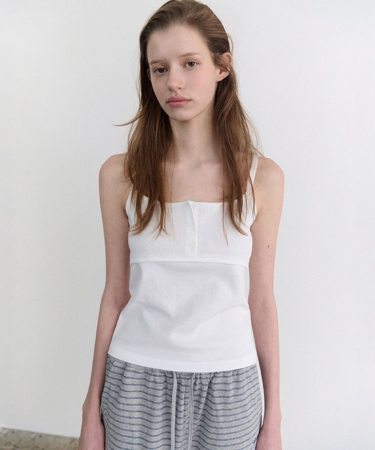 앤니즈(ANDNEEDS) Popo three button sleeveless (white)