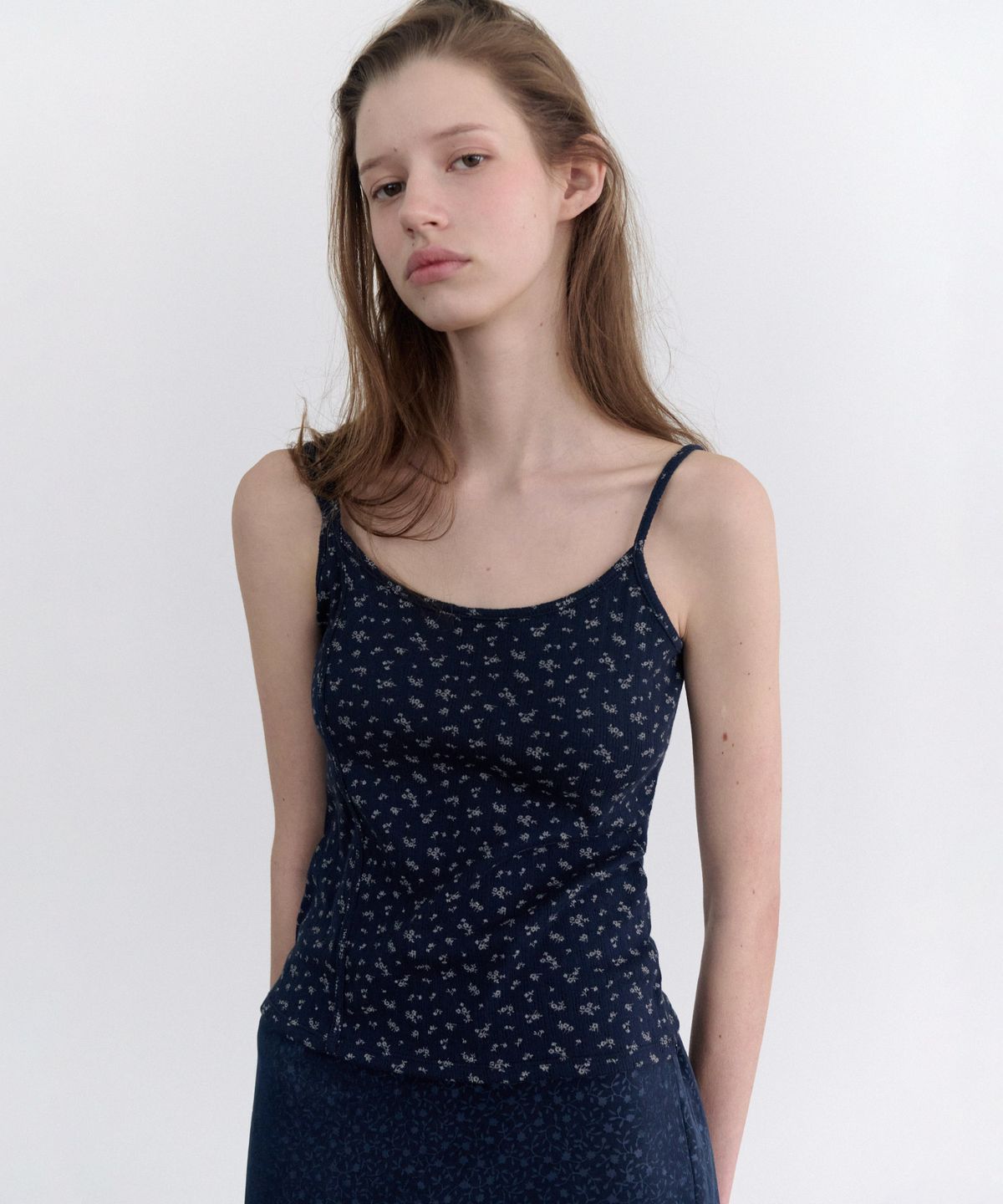 앤니즈(ANDNEEDS) Floral double strap sleeveless (navy)