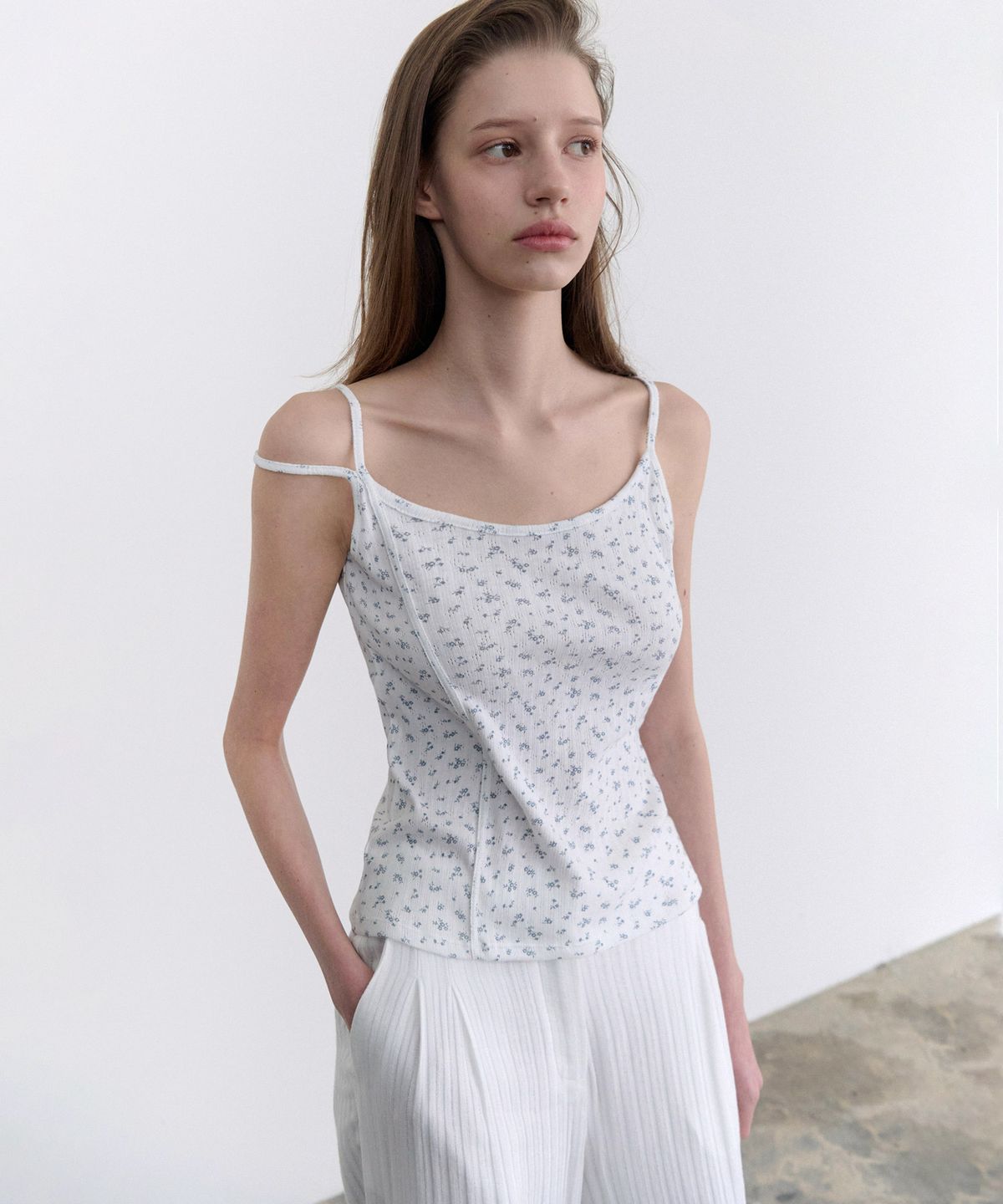 앤니즈(ANDNEEDS) Floral double strap sleeveless (white)