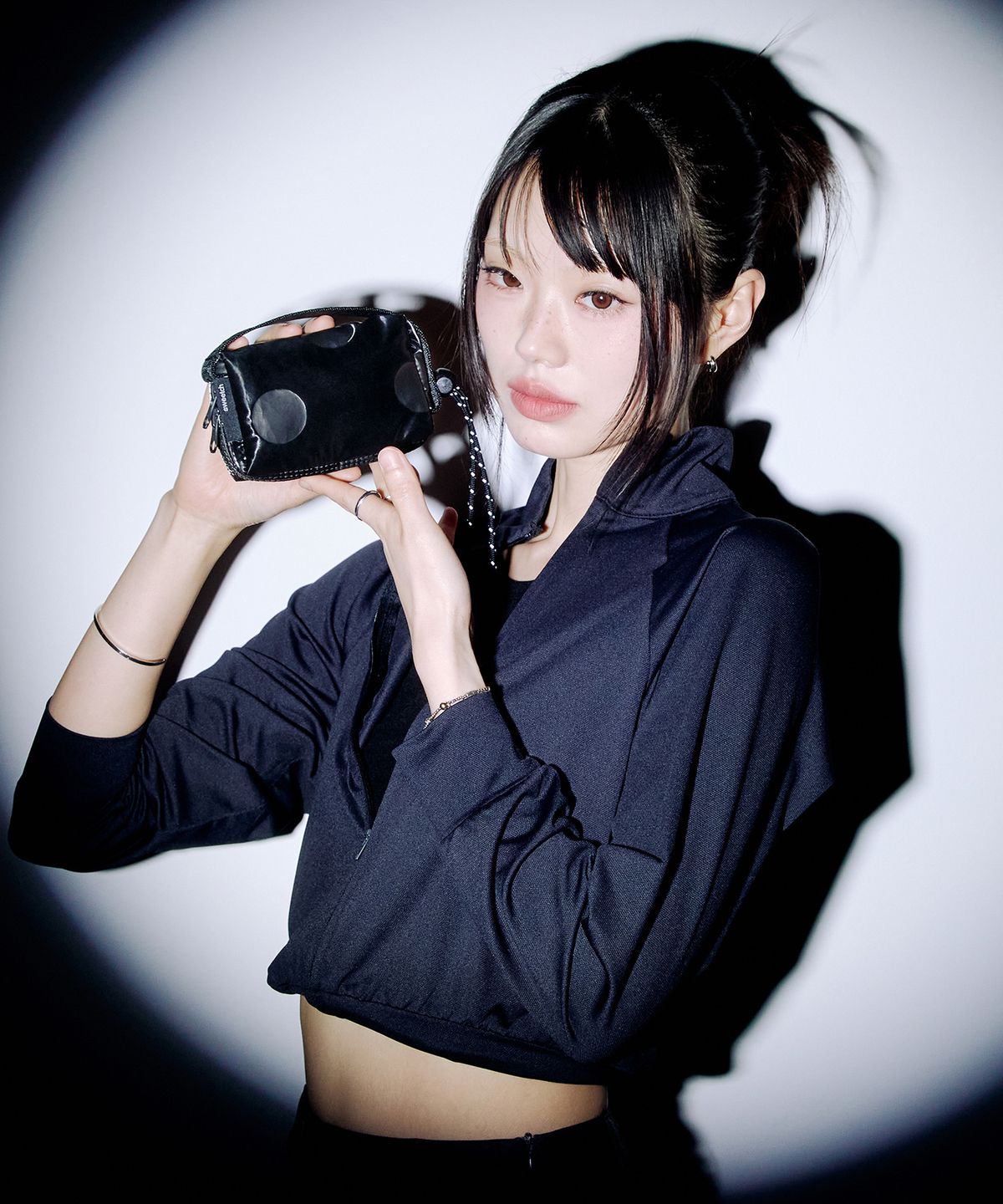 스위치(SWEETCH) CAMERA POUCH 001 Glossy Black Polka Dot
