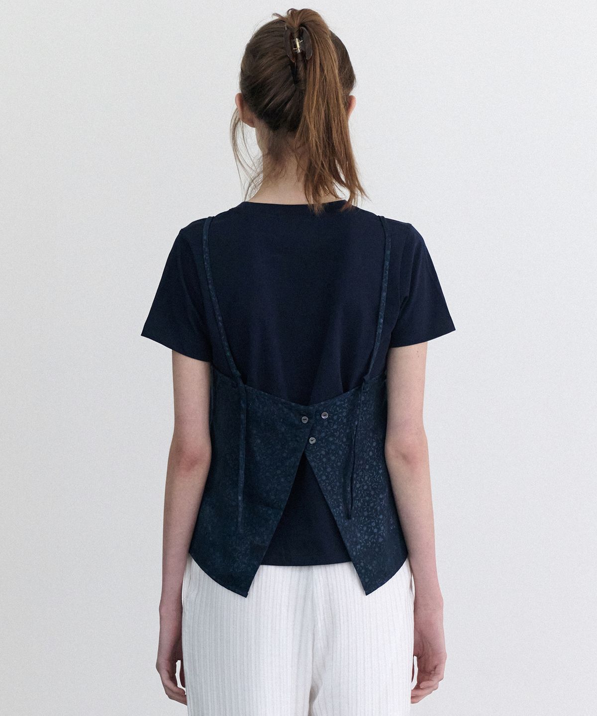 앤니즈(ANDNEEDS) Nadia jacquard satin sleeveless (navy)