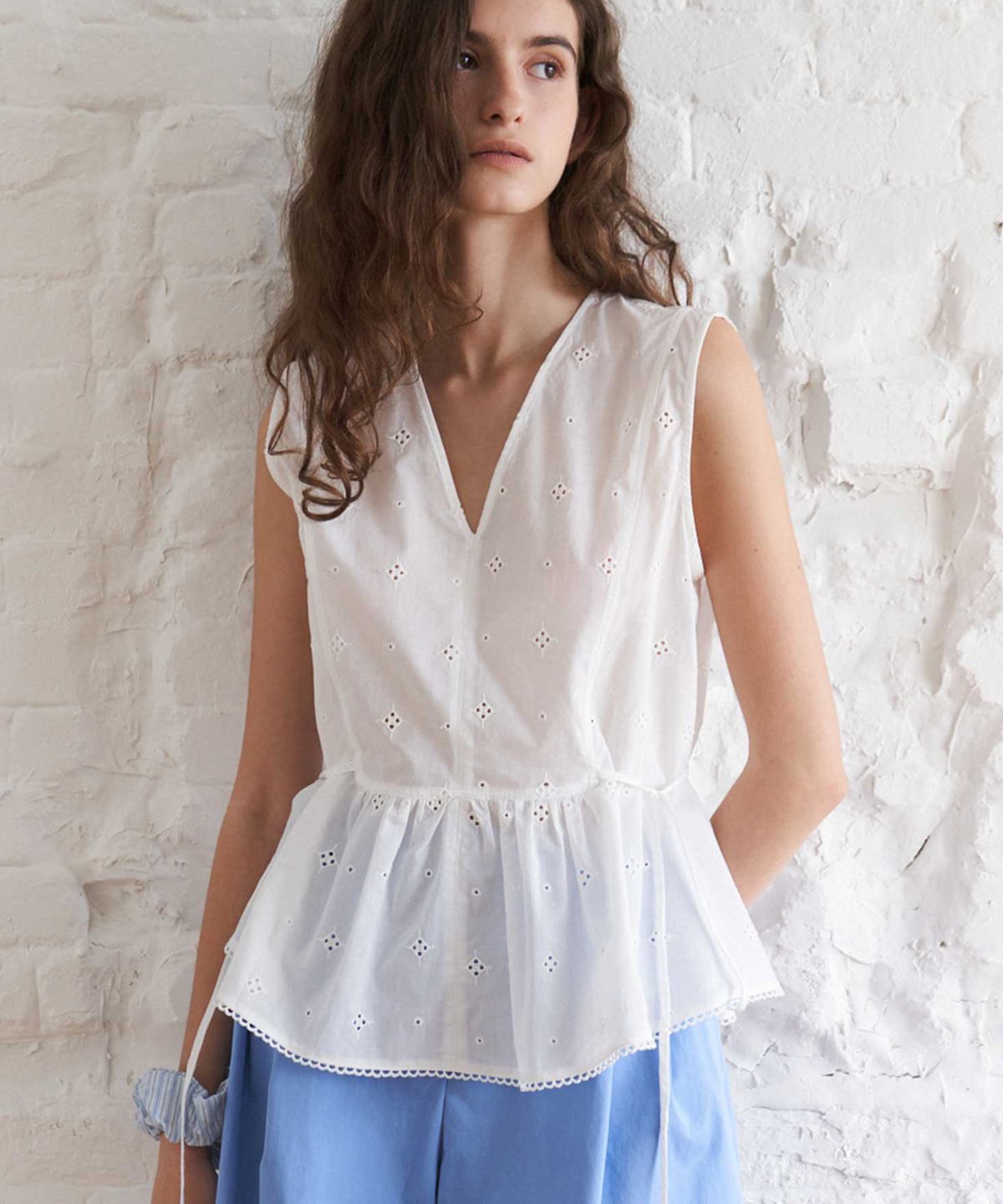 더라이(THERYE) Flared Sleeveless Blouse(White)