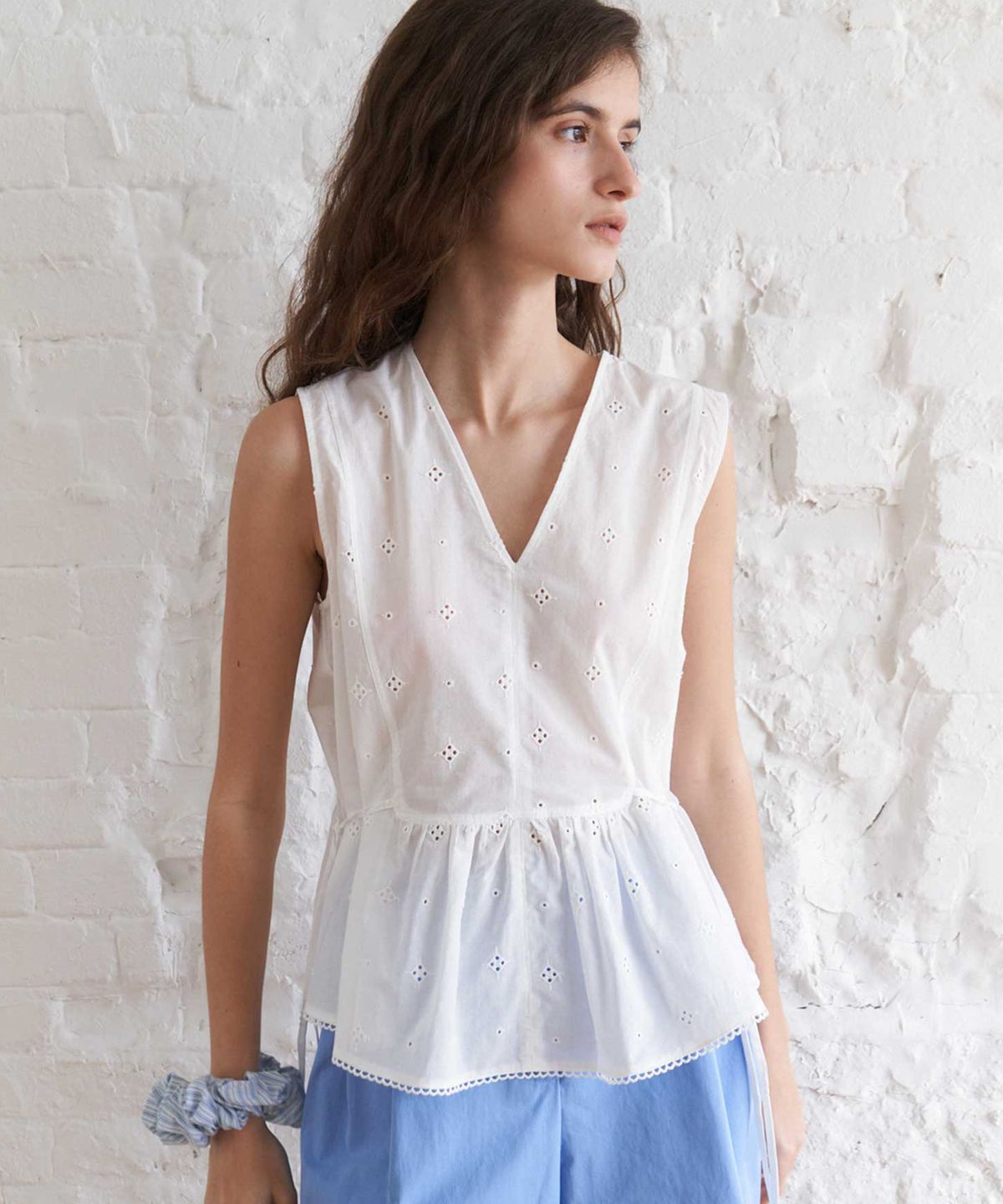 더라이(THERYE) Flared Sleeveless Blouse(White)