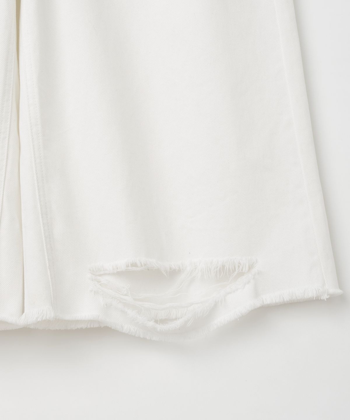 밀로 우먼(MILLO WOMEN) 디스트레스드 데님 버뮤다 팬츠 [화이트]