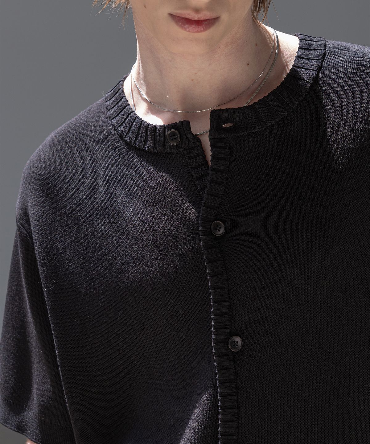 데꼬로소(DECOROSO) 패널 립 반팔 썸머 라운드 가디건 [블랙]