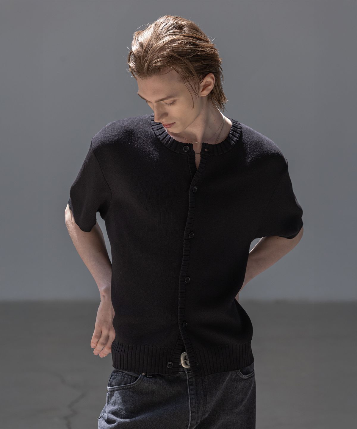 데꼬로소(DECOROSO) 패널 립 반팔 썸머 라운드 가디건 [블랙]