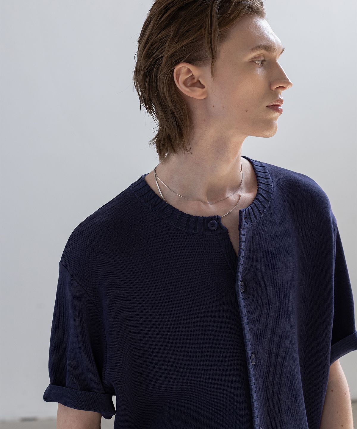 데꼬로소(DECOROSO) 패널 립 반팔 썸머 라운드 가디건 [네이비]