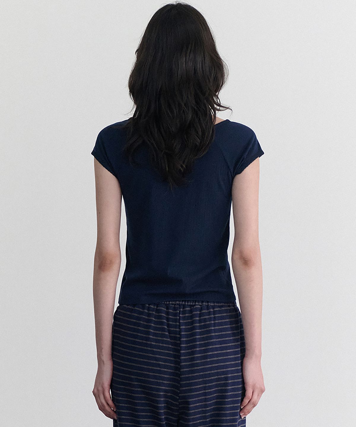 앤니즈(ANDNEEDS) Pebble lace scoop tee (navy)