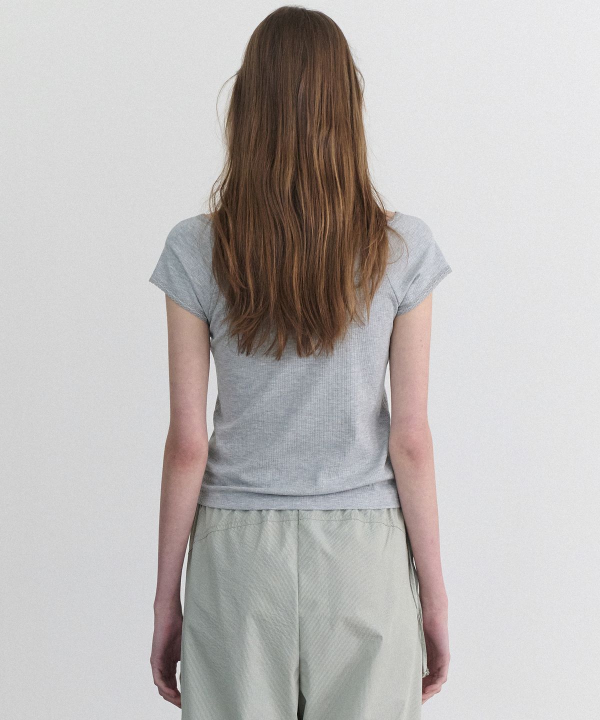 앤니즈(ANDNEEDS) Pebble lace scoop tee (melange gray)