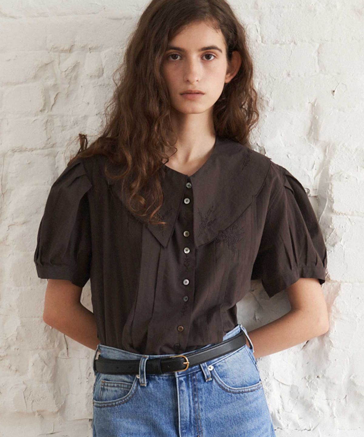 더라이(THERYE) Collar Pin-Tuck Blouse(Brown)