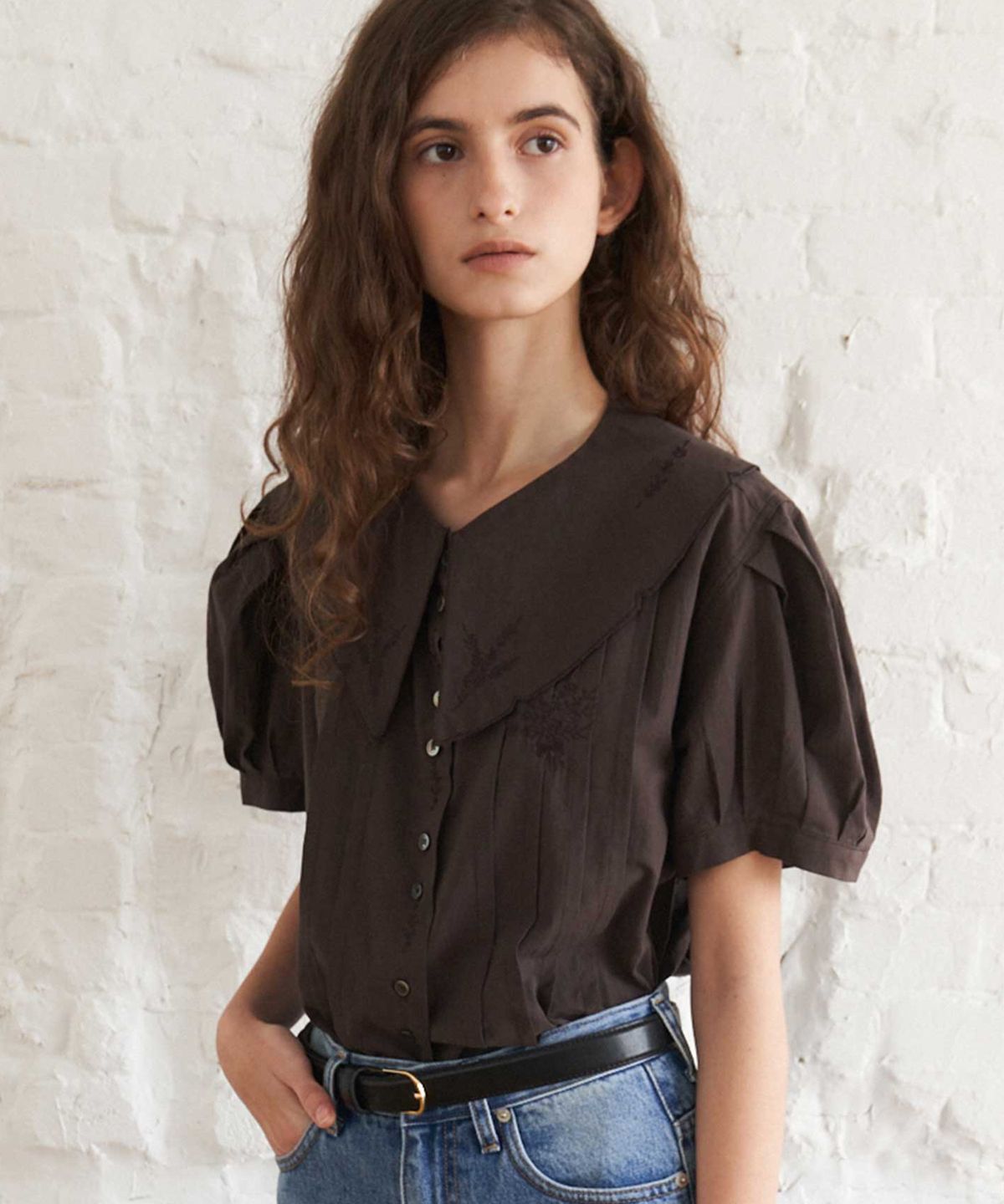 더라이(THERYE) Collar Pin-Tuck Blouse(Brown)