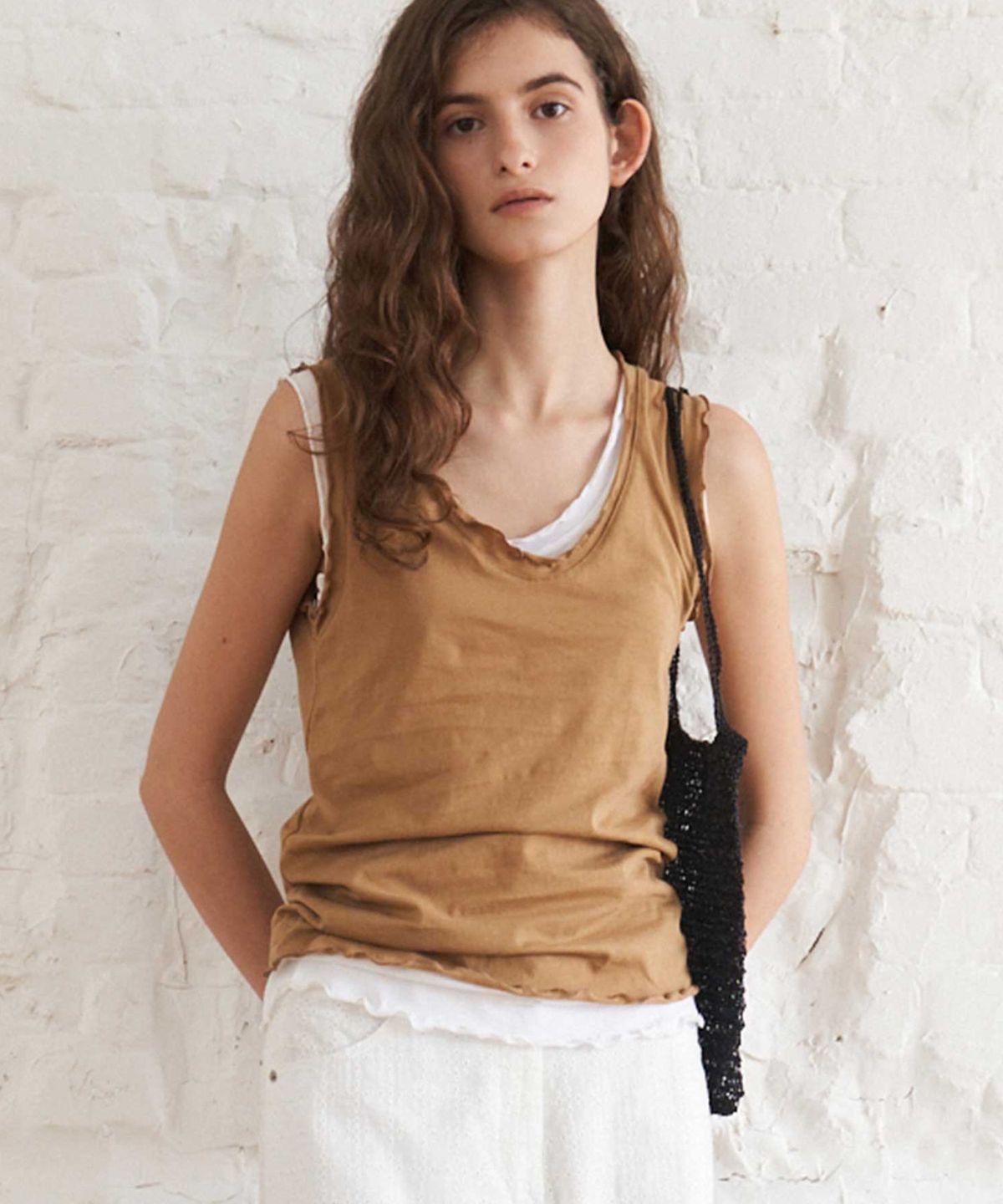 더라이(THERYE) Deep U-Neck Sleeveless Top(Beige)