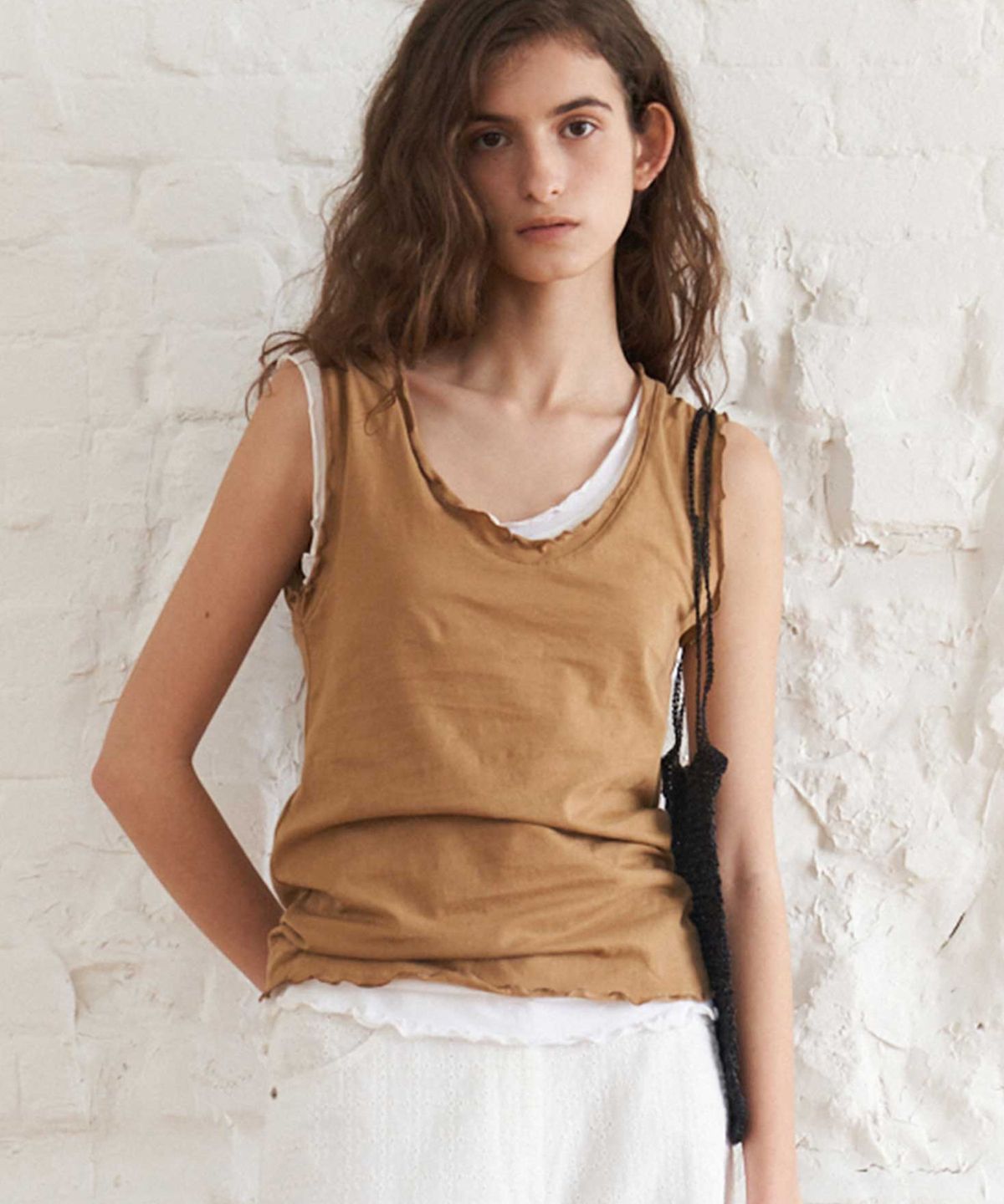더라이(THERYE) Deep U-Neck Sleeveless Top(Beige)