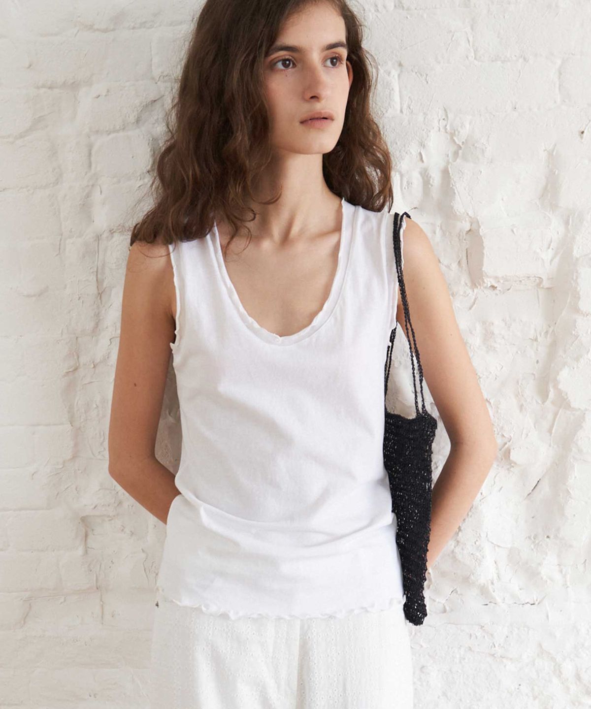 더라이(THERYE) Deep U-Neck Sleeveless Top(White)
