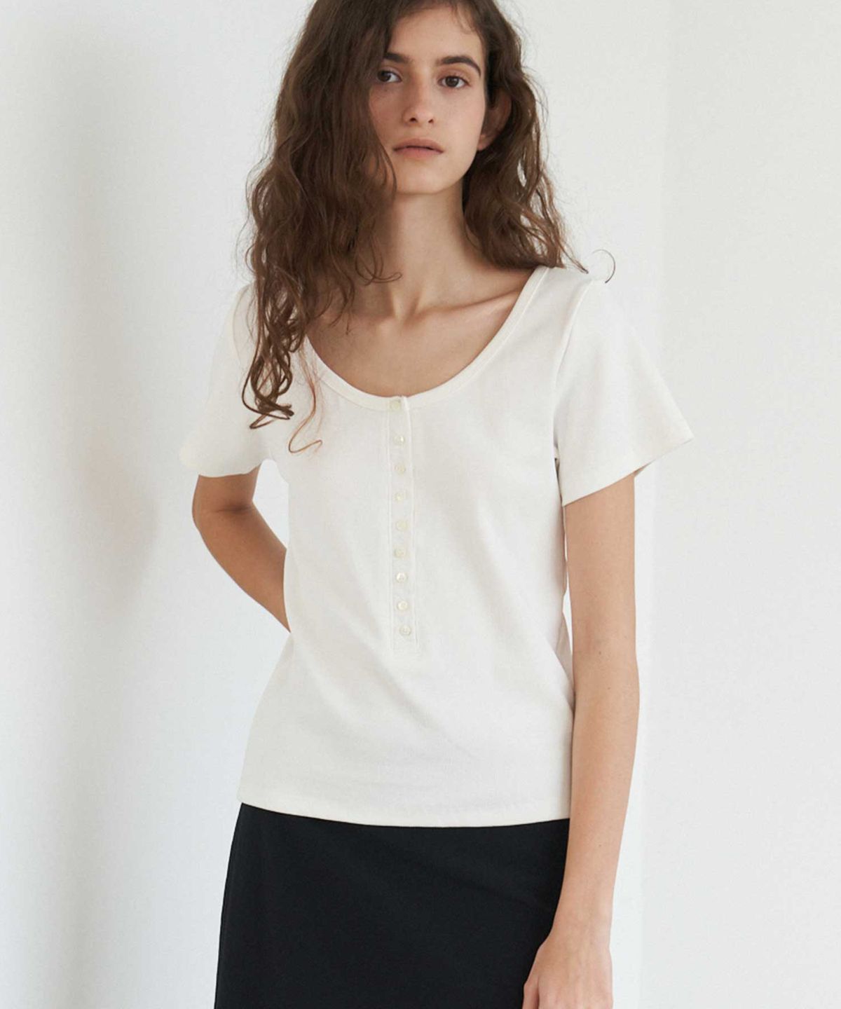 더라이(THERYE) U-Neck Button T-Shirt(White)
