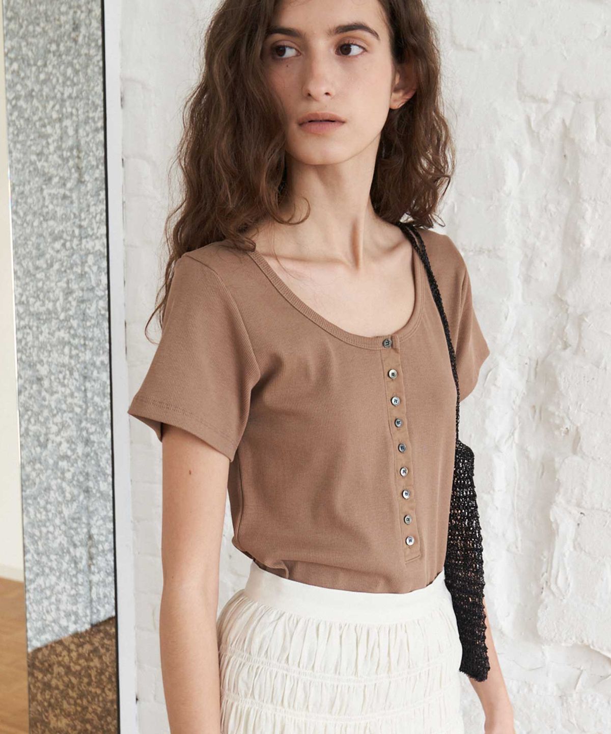 더라이(THERYE) U-Neck Button T-Shirt(Beige)