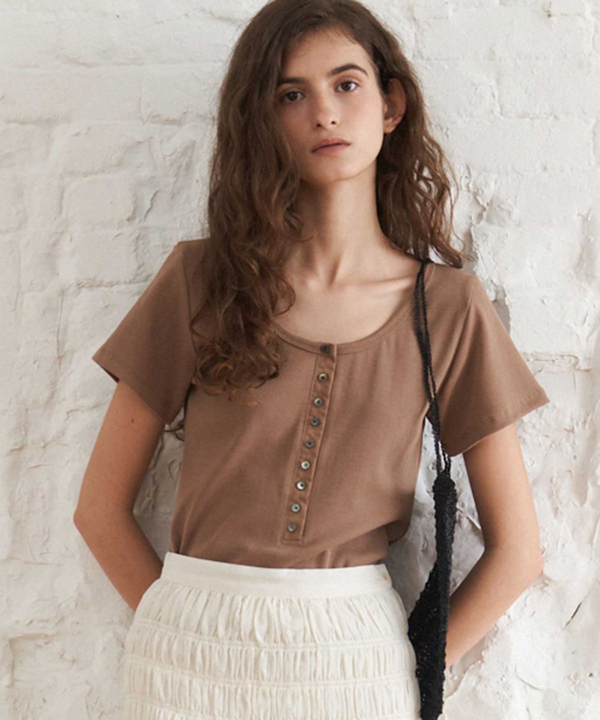 더라이(THERYE) U-Neck Button T-Shirt(Beige)