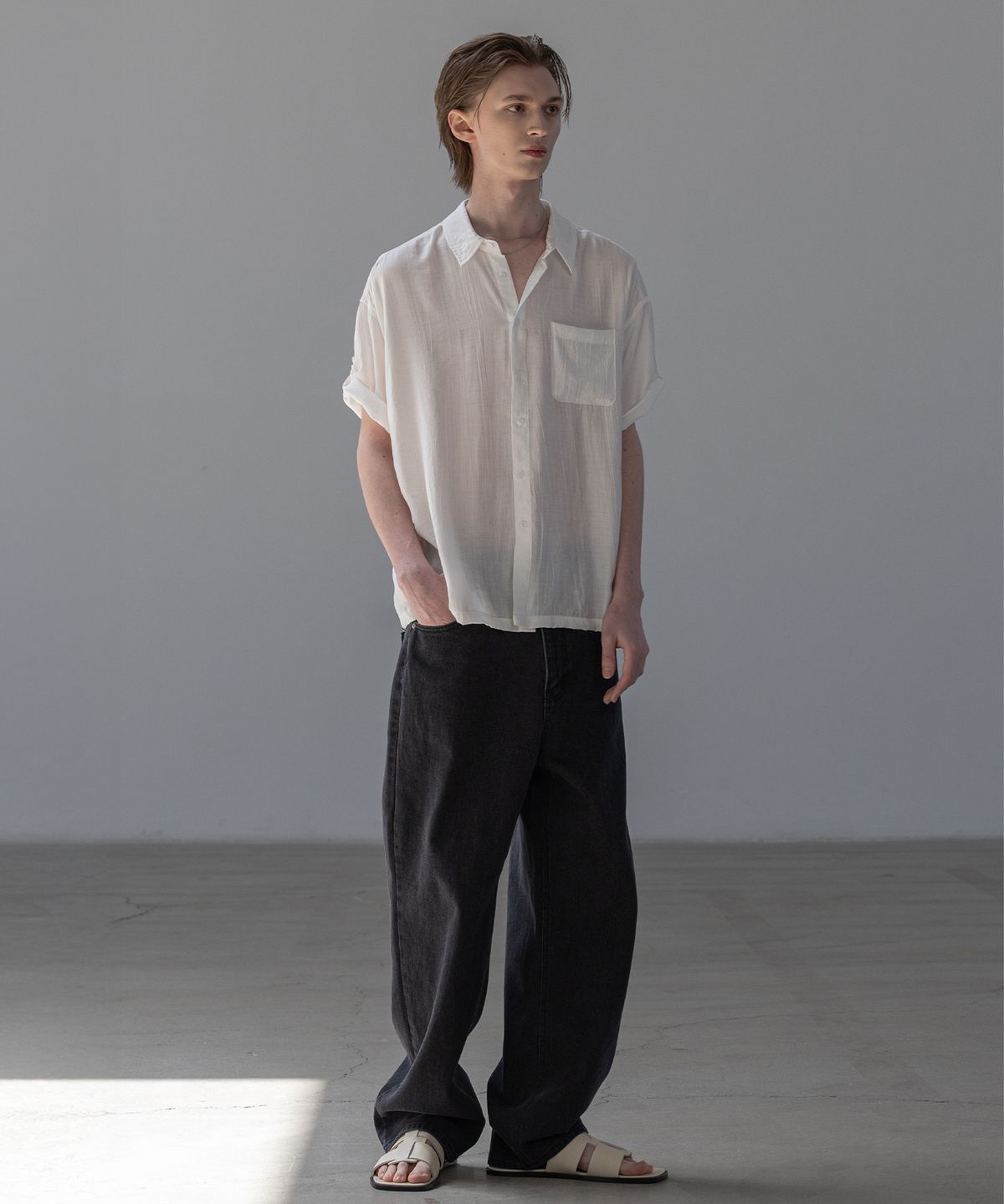 데꼬로소(DECOROSO) 링클 텍스처 반팔 롤업 셔츠 [화이트]