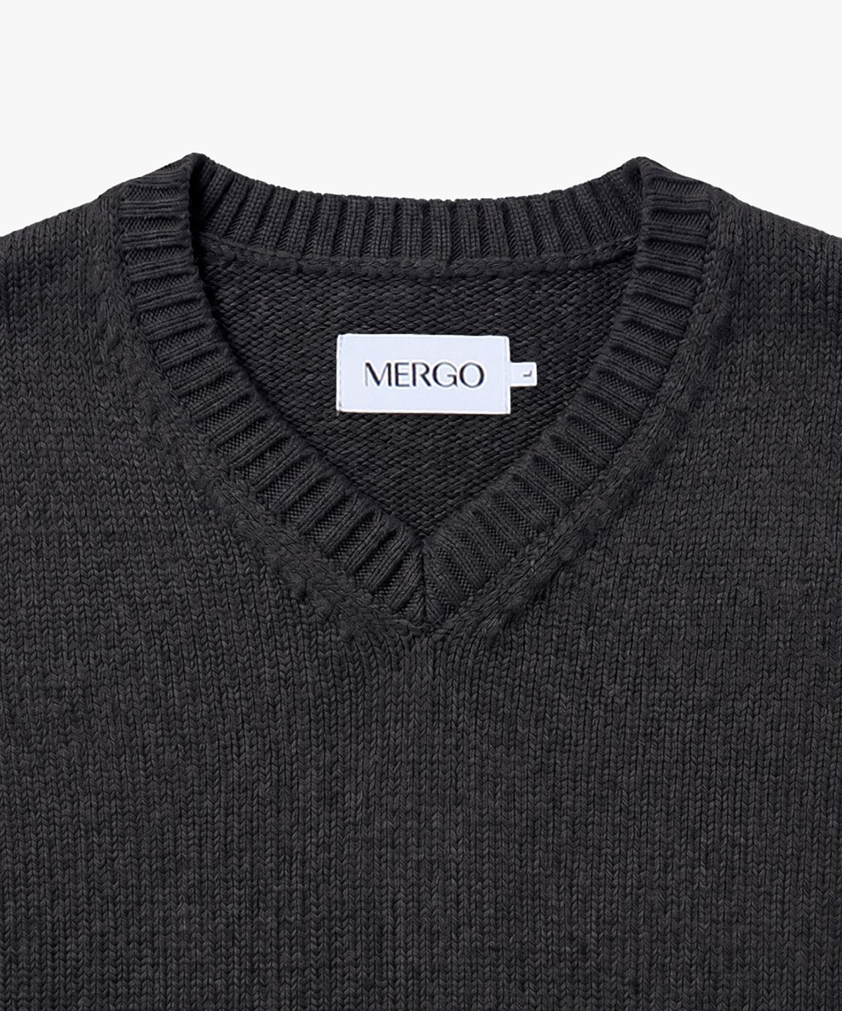 메르고(MERGO) 루벤 브이넥 반팔 니트 [차콜]
