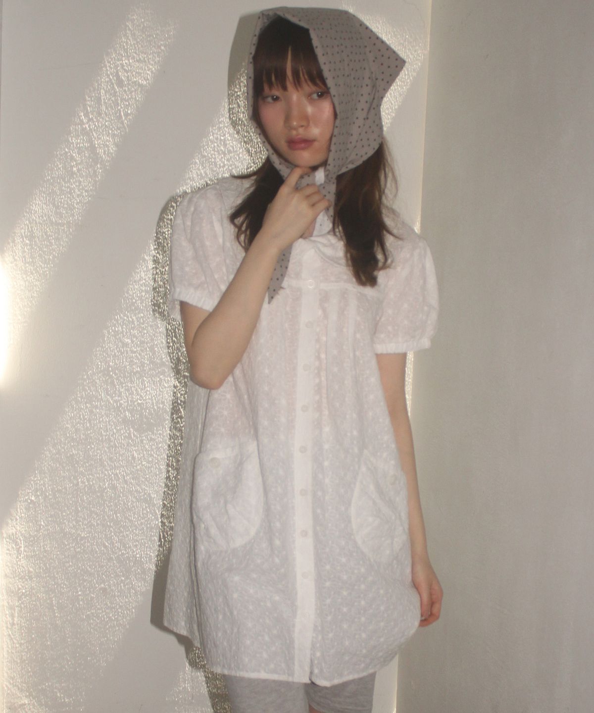 썸플레이스(SOME PLACE) 플라워 퍼프 소매 포켓 버튼 레이어드 반팔 블라우스 원피스 [화이트]