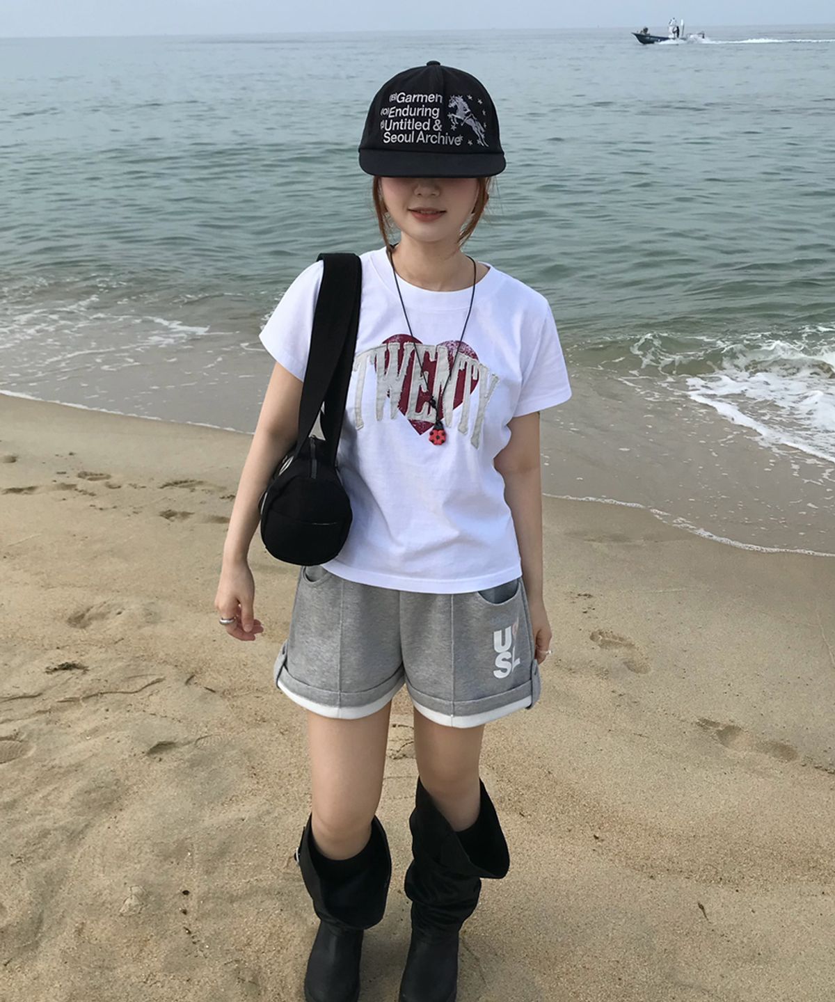 언타이틀 서울(UNTITLED SEOUL) 언타이틀 크랙 하트 아플리케 크롭 반팔 화이트