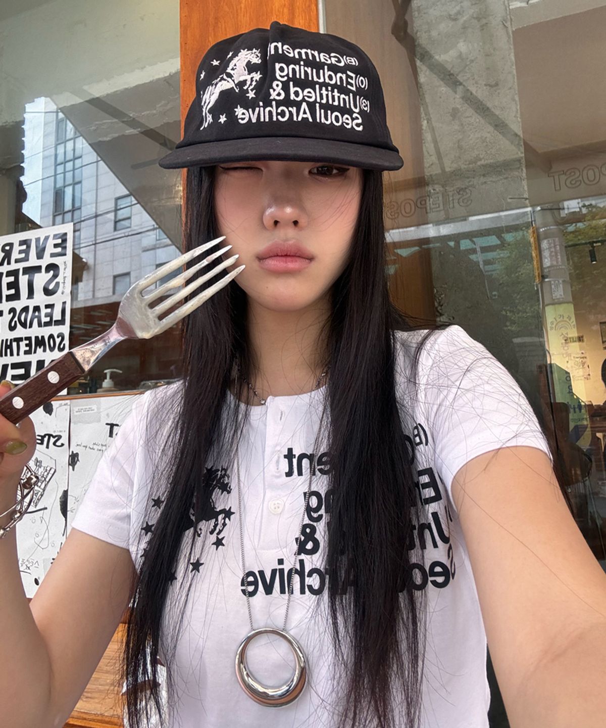 언타이틀 서울(UNTITLED SEOUL) 유니콘 헨리넥 크롭 반팔 화이트