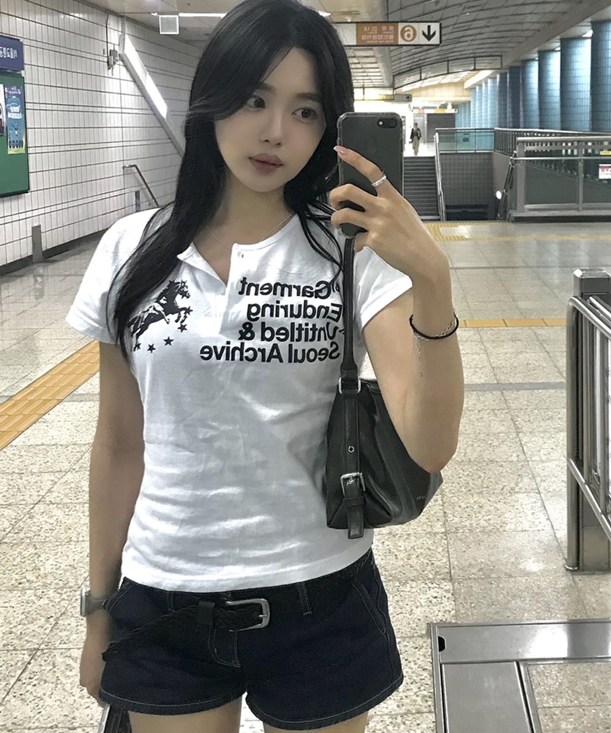 언타이틀 서울(UNTITLED SEOUL) 유니콘 헨리넥 크롭 반팔 화이트