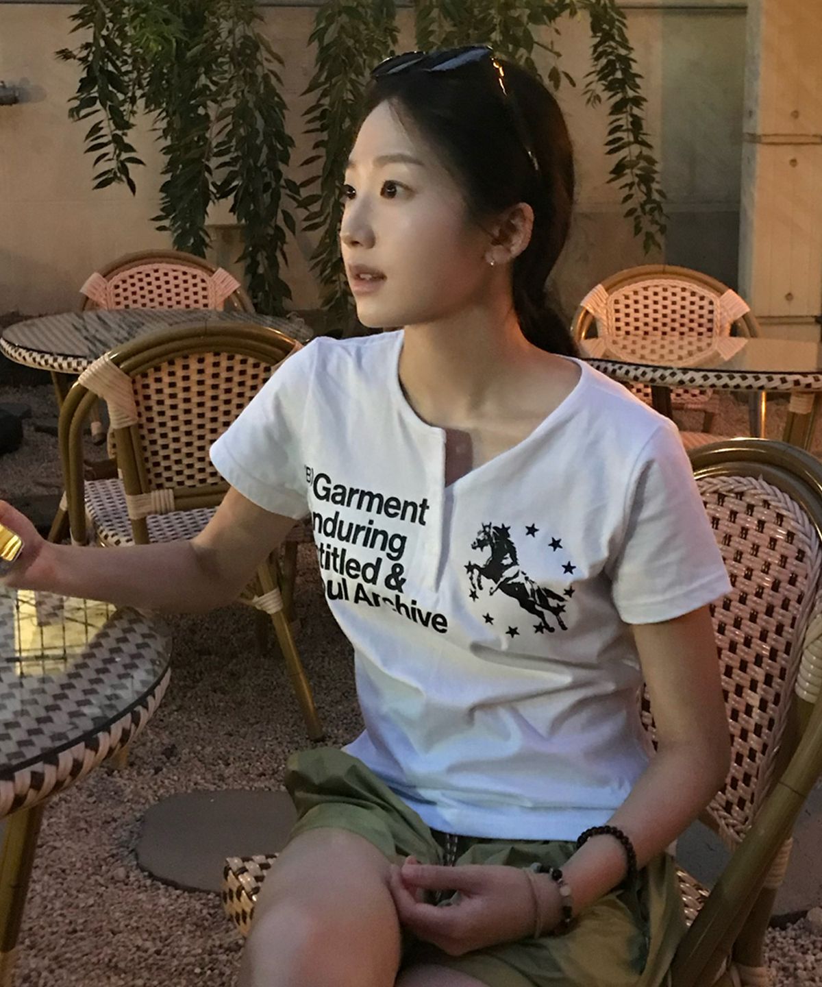 언타이틀 서울(UNTITLED SEOUL) 유니콘 헨리넥 크롭 반팔 화이트