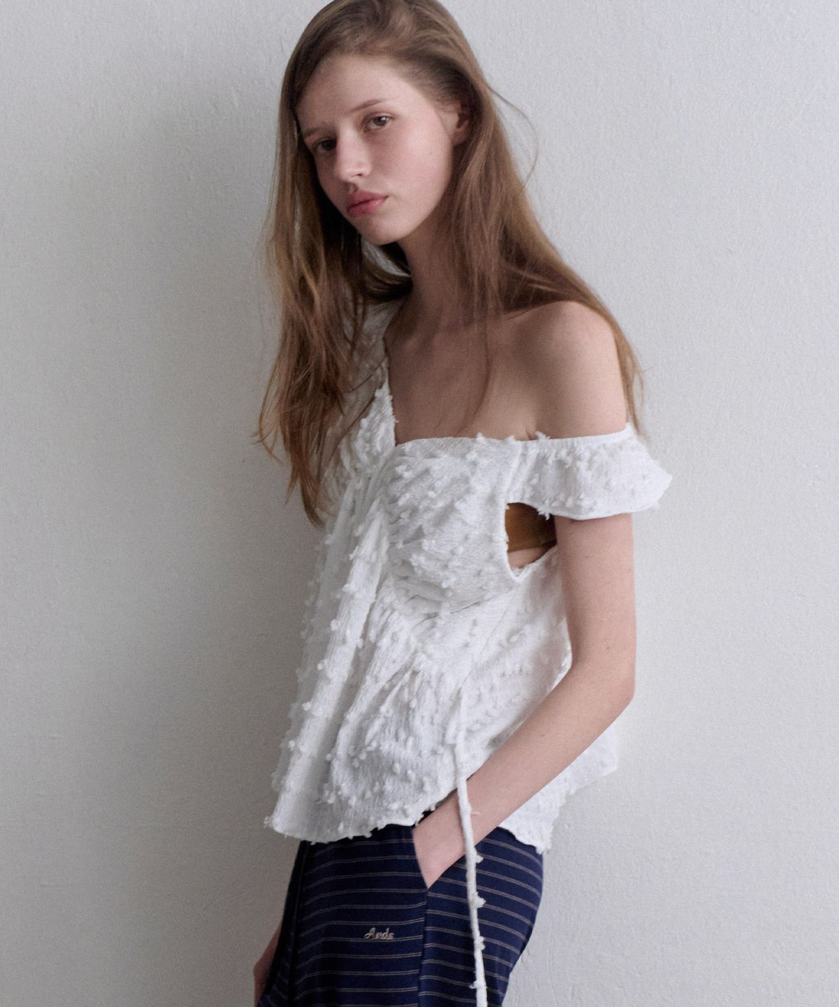 앤니즈(ANDNEEDS) Bell shirring blouse (white)