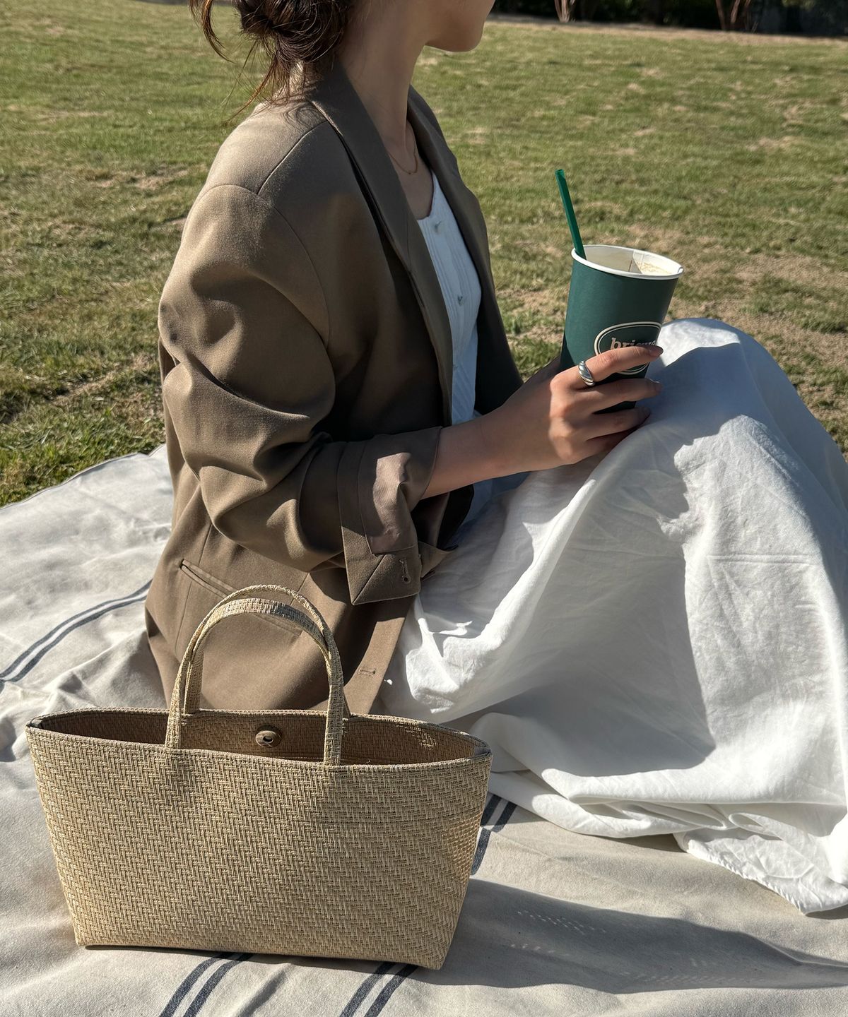 투오(TUO) RATTAN FLAT TOTE SMALL BEIGE · 라탄 플랫 토트 스몰 베이지