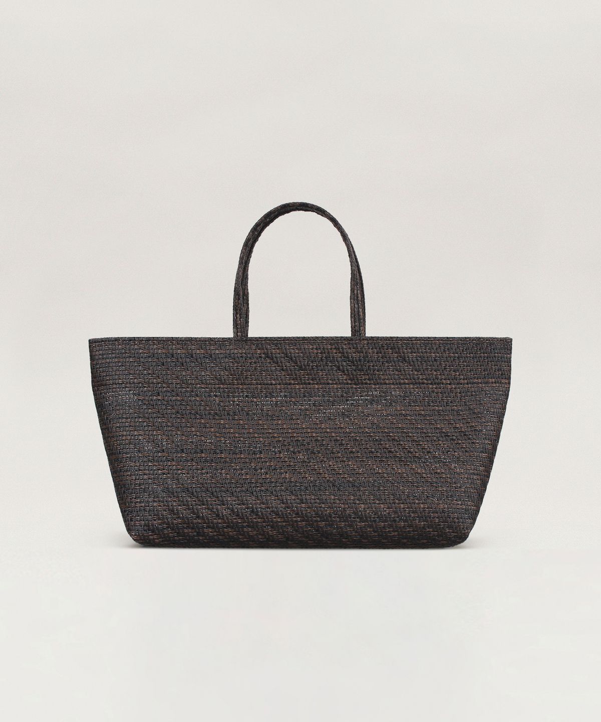 투오(TUO) RATTAN FLAT TOTE MEDIUM DARK BROWN · 라탄 플랫 토트 미디엄 다크 브라운