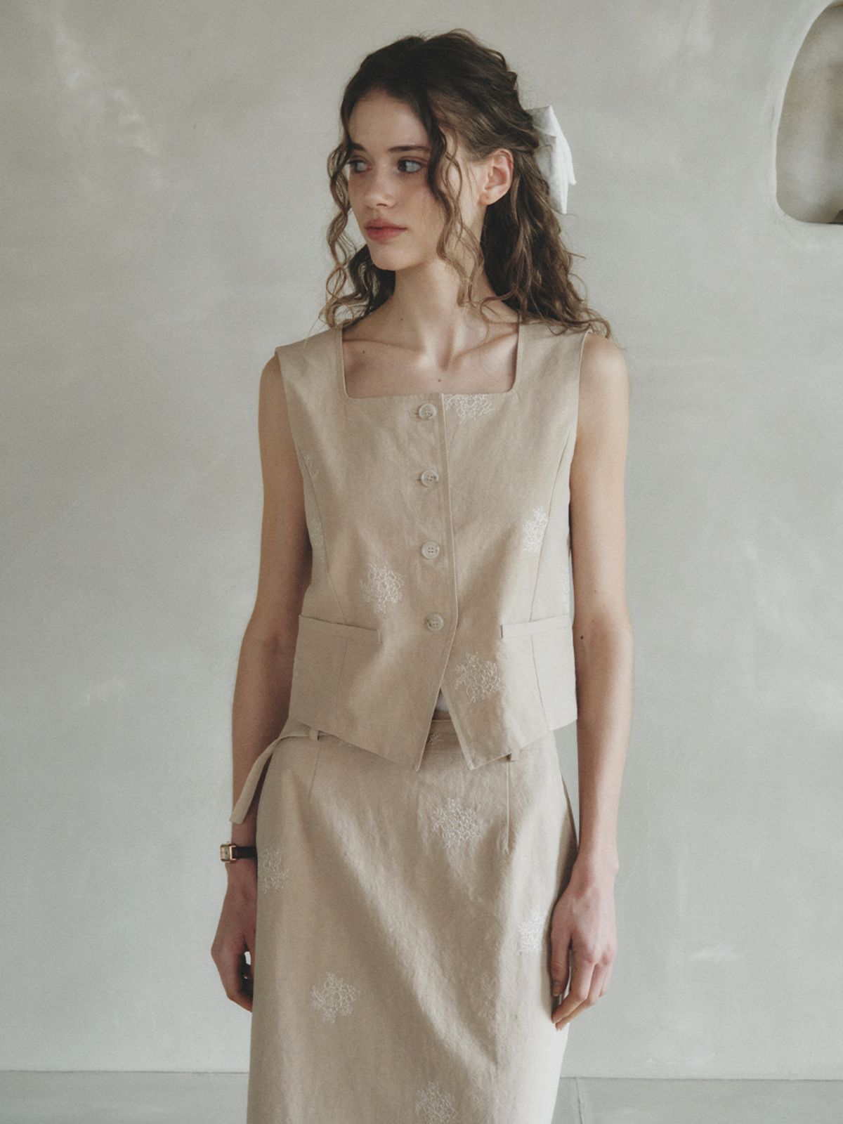 르니나(LENINA) ROVE square neck linen embroidery vest_BEIGE