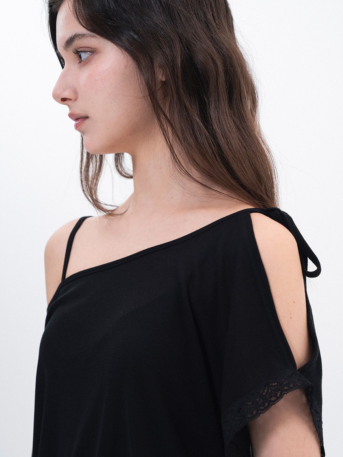 루펀(LOOFUN) Lace Off-shoulder Tee / 레이스 오프숄더 티 [Black]