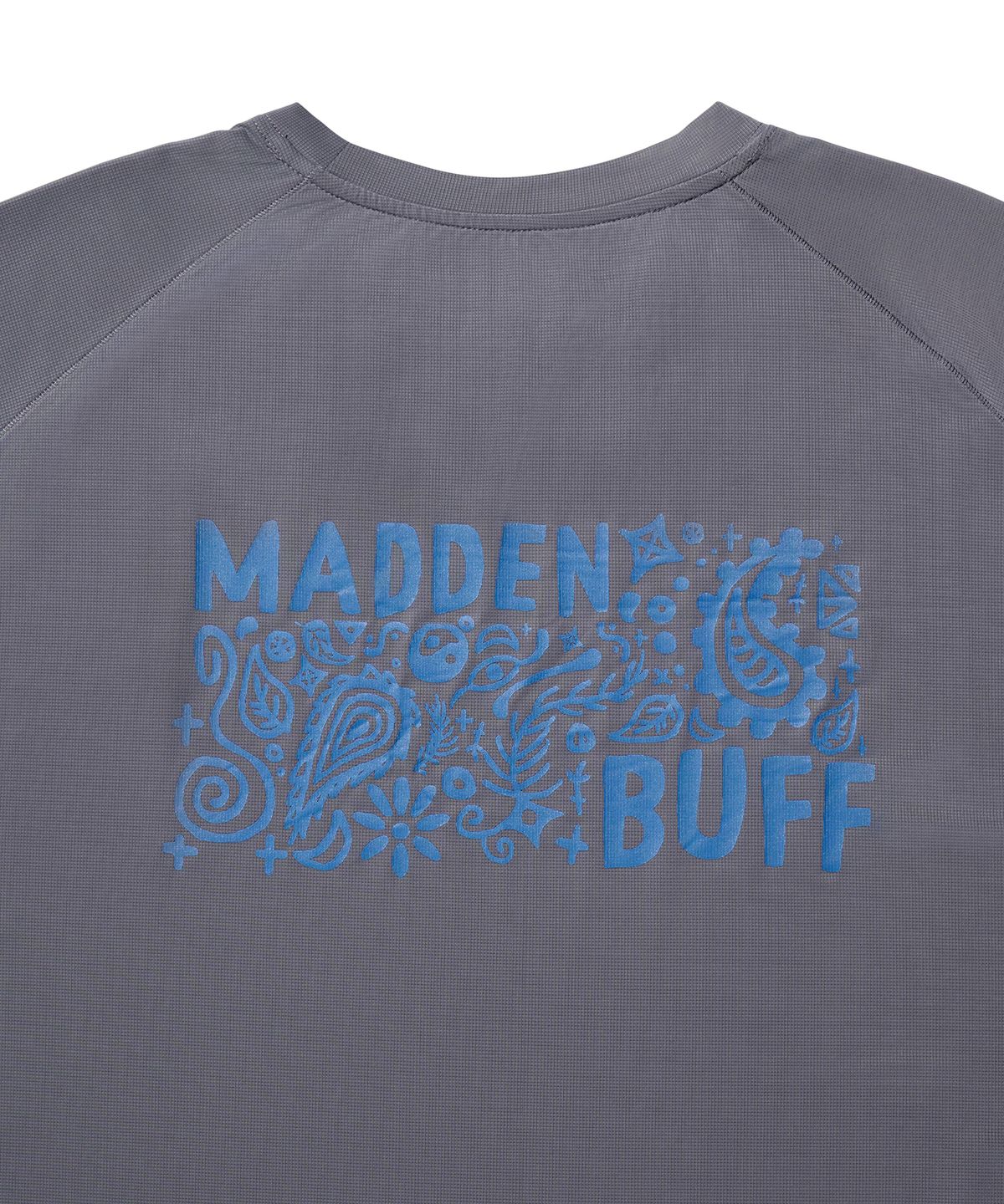 매든(MADDEN) 매든 X Buff 그래픽 반팔 티셔츠 차콜