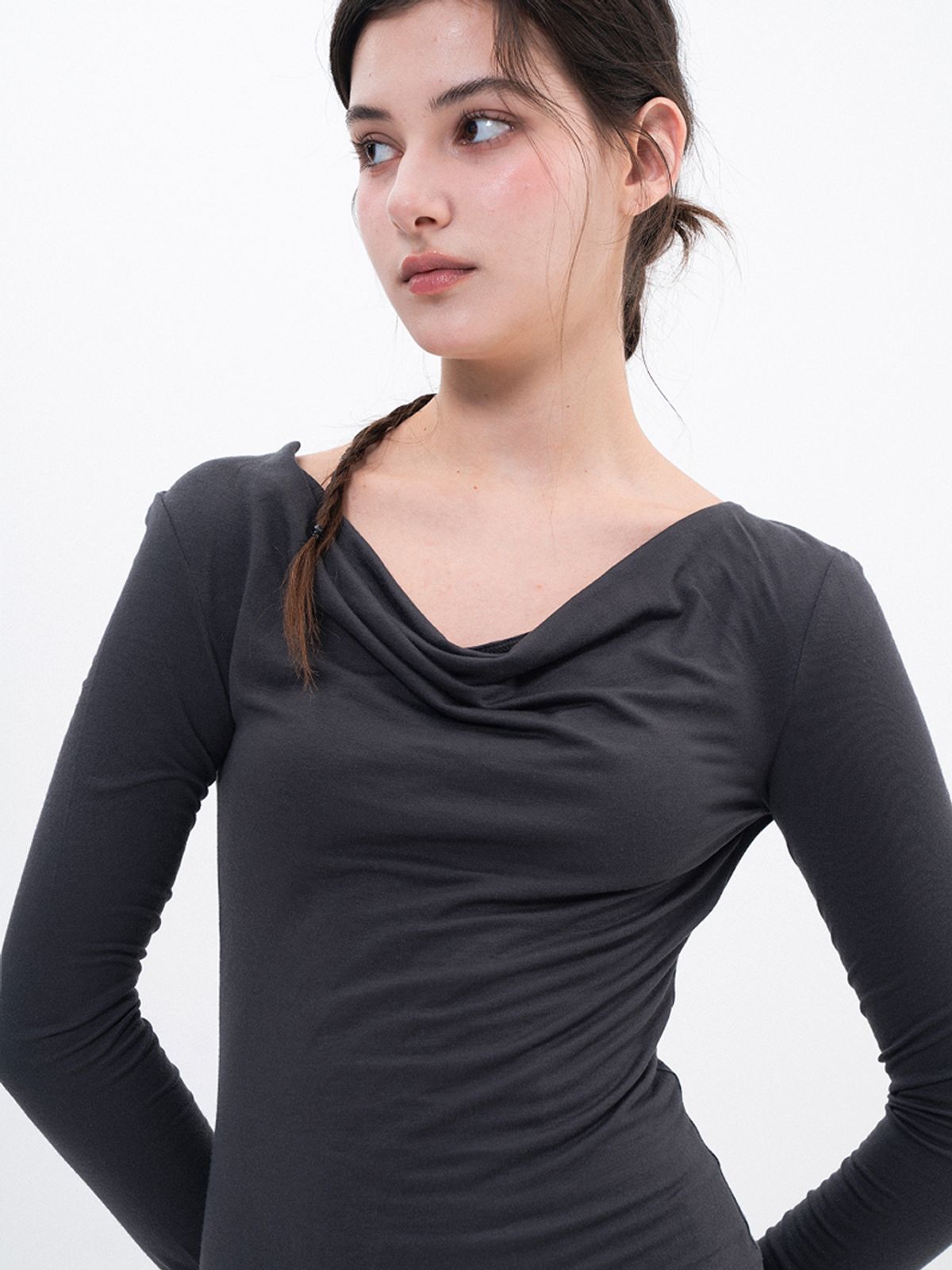 루펀(LOOFUN) Draped Unbalance Dress / 드레이프 언발란스 드레스 [Charcoal]