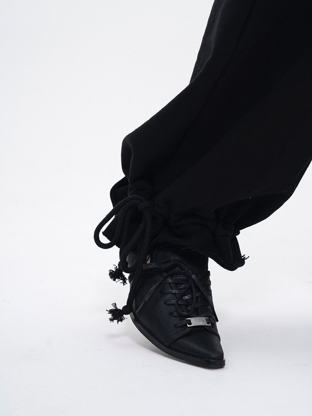 루펀(LOOFUN) Cutting Sweat Pants / 컷팅 스웨트 팬츠 [Black]