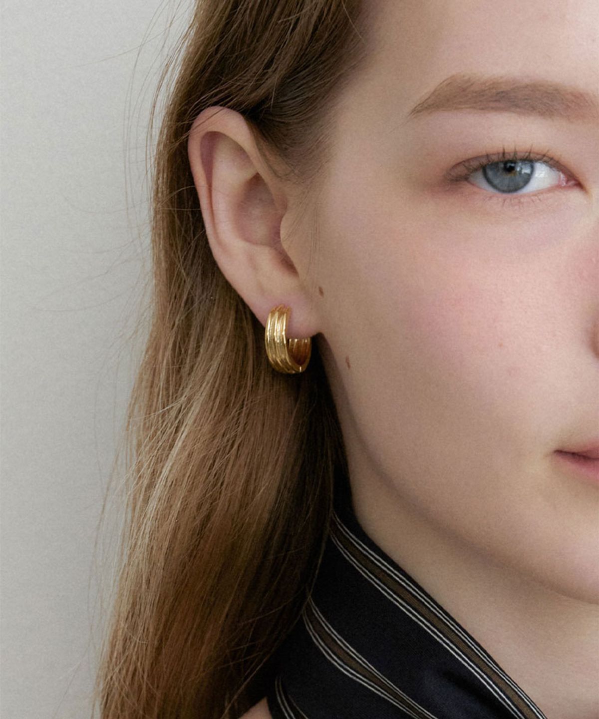 할렌(HALDEN) line hoop one touch earrings (E066_gold medium)
