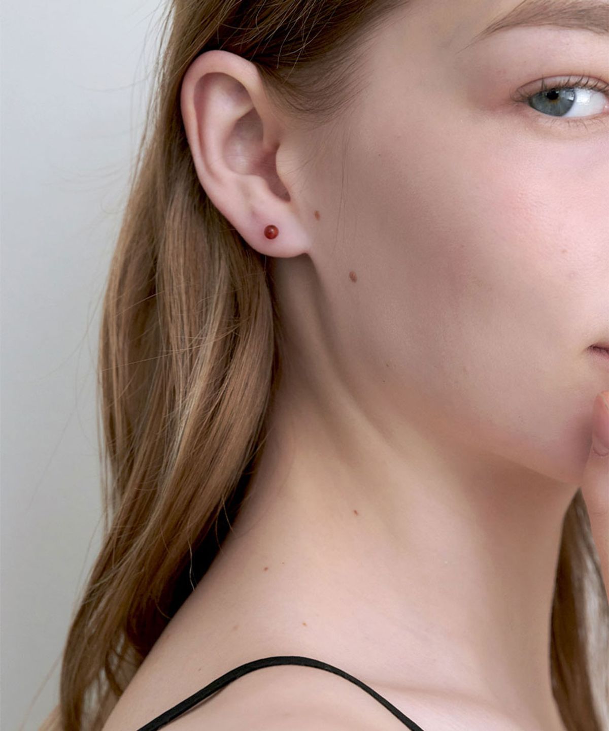 할렌(HALDEN) simple red onyx earrings (E069_0.4mm)