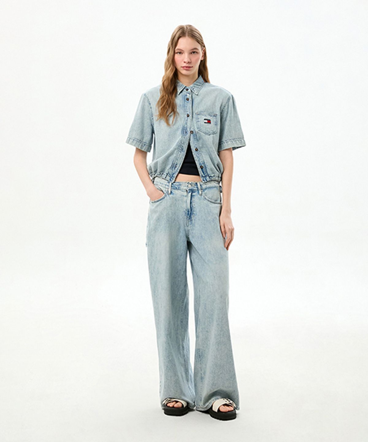타미진스(TOMMY JEANS) 크롭 핏 데님 셔츠 (T32G1NSH04TWL11A5)