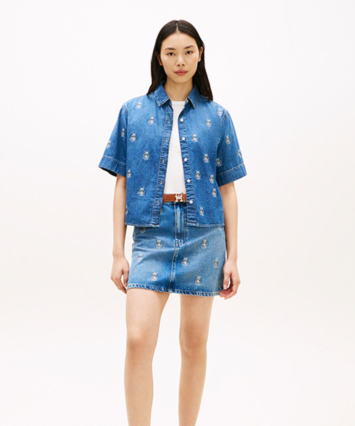 타미힐피거(TOMMY HILFIGER) 올 오버 자수 데님 셔츠 (T22G1WSH052WT11A7)