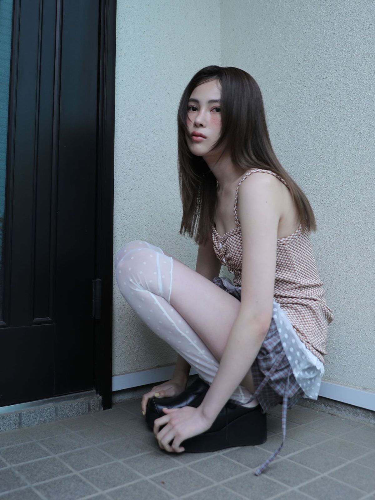 어글리쉐도우(UGLYSHADOW) 체커드 레이스 슬리브리스(브라운)
