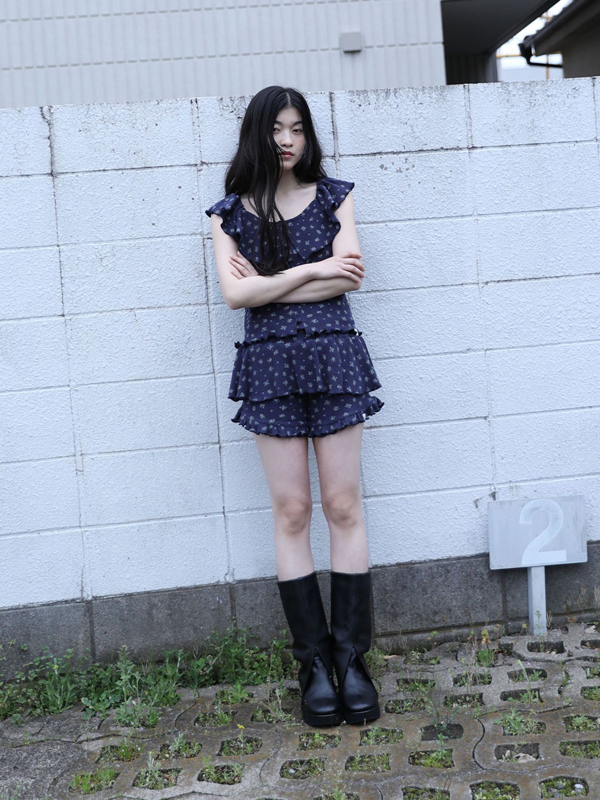 어글리쉐도우(UGLYSHADOW) 러플 플라워 블라우스(네이비)