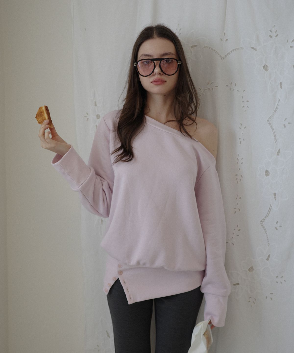 살롱 드 욘(SALON DE YOHN) One Shoulder Sweatshirt_ Ash Pink