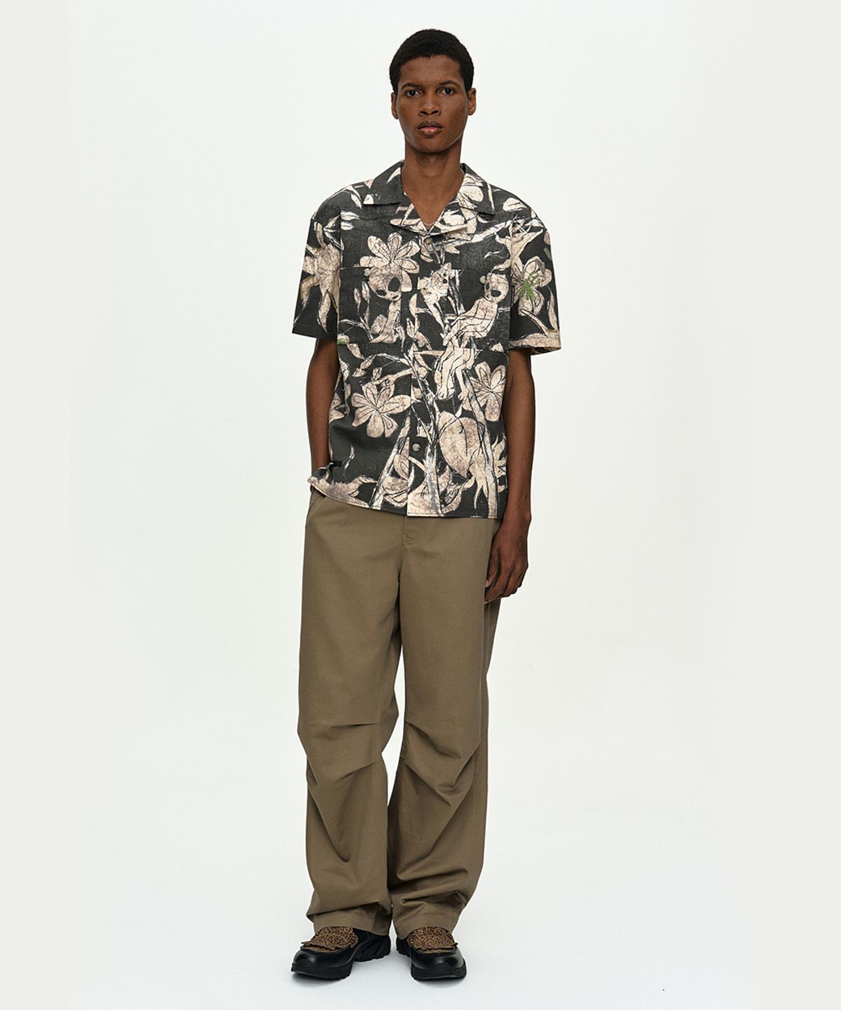 앤더슨벨(ADSB ANDERSSON BELL) FLOWER PRINTED OPEN COLLAR SHIRT atb1529m(BLACK/BEIGE)