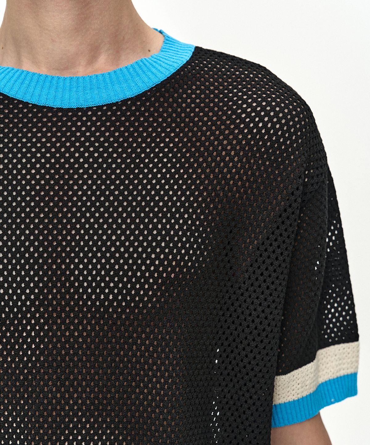앤더슨벨(ADSB ANDERSSON BELL) COLOR-BLOCKED SHORT SLEEVE CREW-NECK SWEATER atb1541m(BLACK/BLUE)