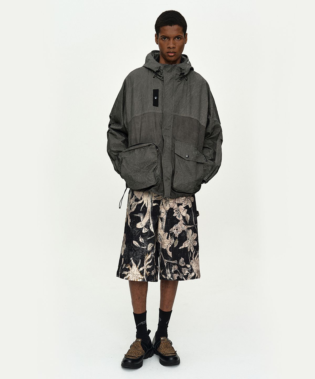 앤더슨벨(ADSB ANDERSSON BELL) FLOWER PRINTED CARPENTER SHORTS apa869m(BLACK/BEIGE)