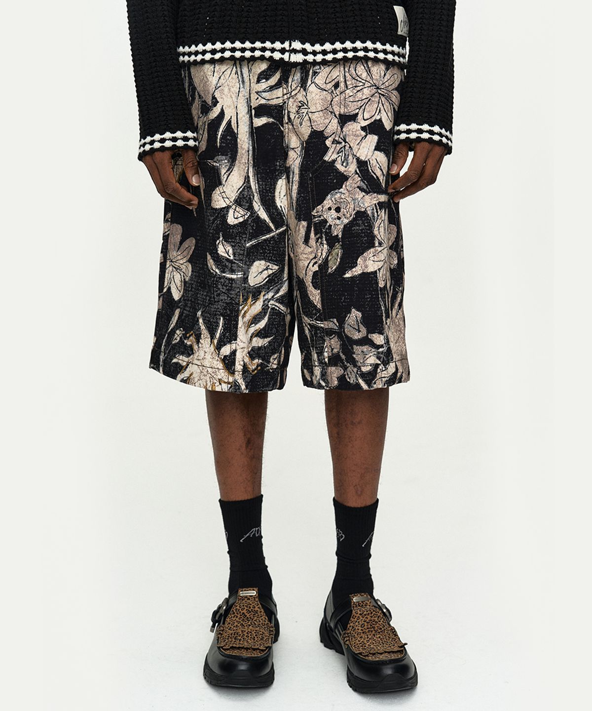 앤더슨벨(ADSB ANDERSSON BELL) FLOWER PRINTED CARPENTER SHORTS apa869m(BLACK/BEIGE)