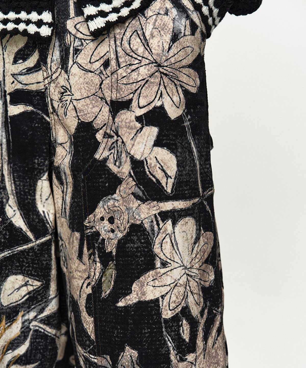 앤더슨벨(ADSB ANDERSSON BELL) FLOWER PRINTED CARPENTER SHORTS apa869m(BLACK/BEIGE)